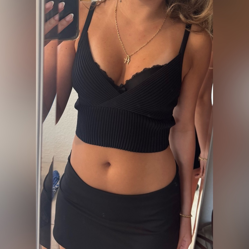 Black Kendall and Kylie ribbed going out top size small; barely used great cond